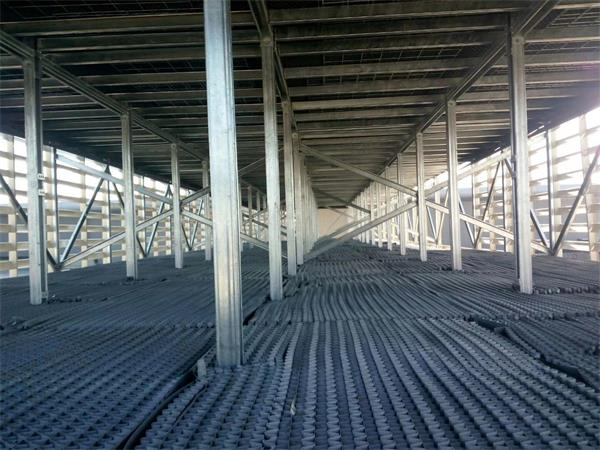 冷卻塔在中央空調設備中的作用？(冷卻塔機組的工作原理圖)